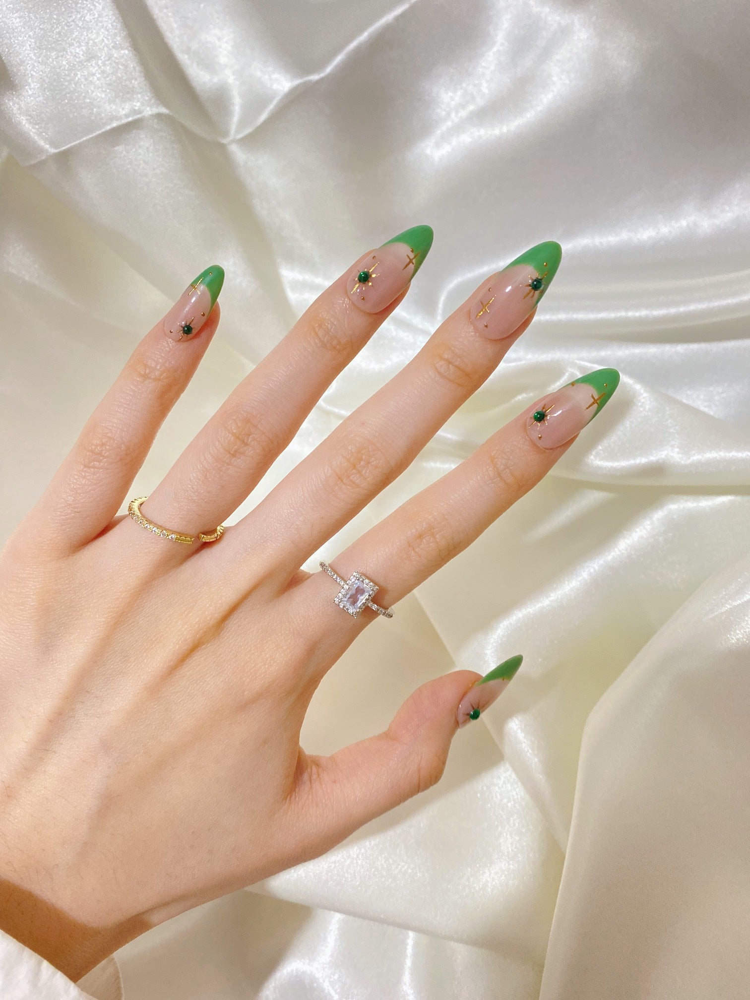 Green French eight-pointed star manicure