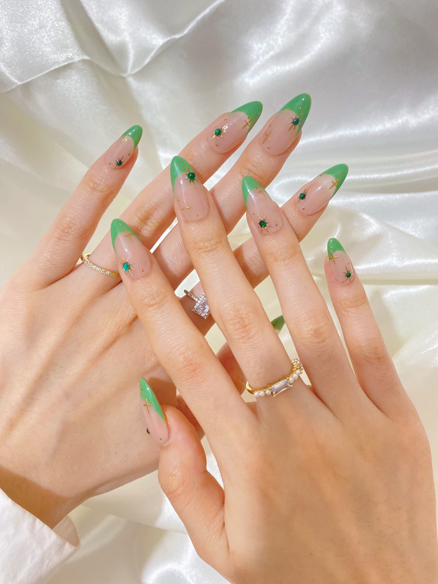 Green French eight-pointed star manicure