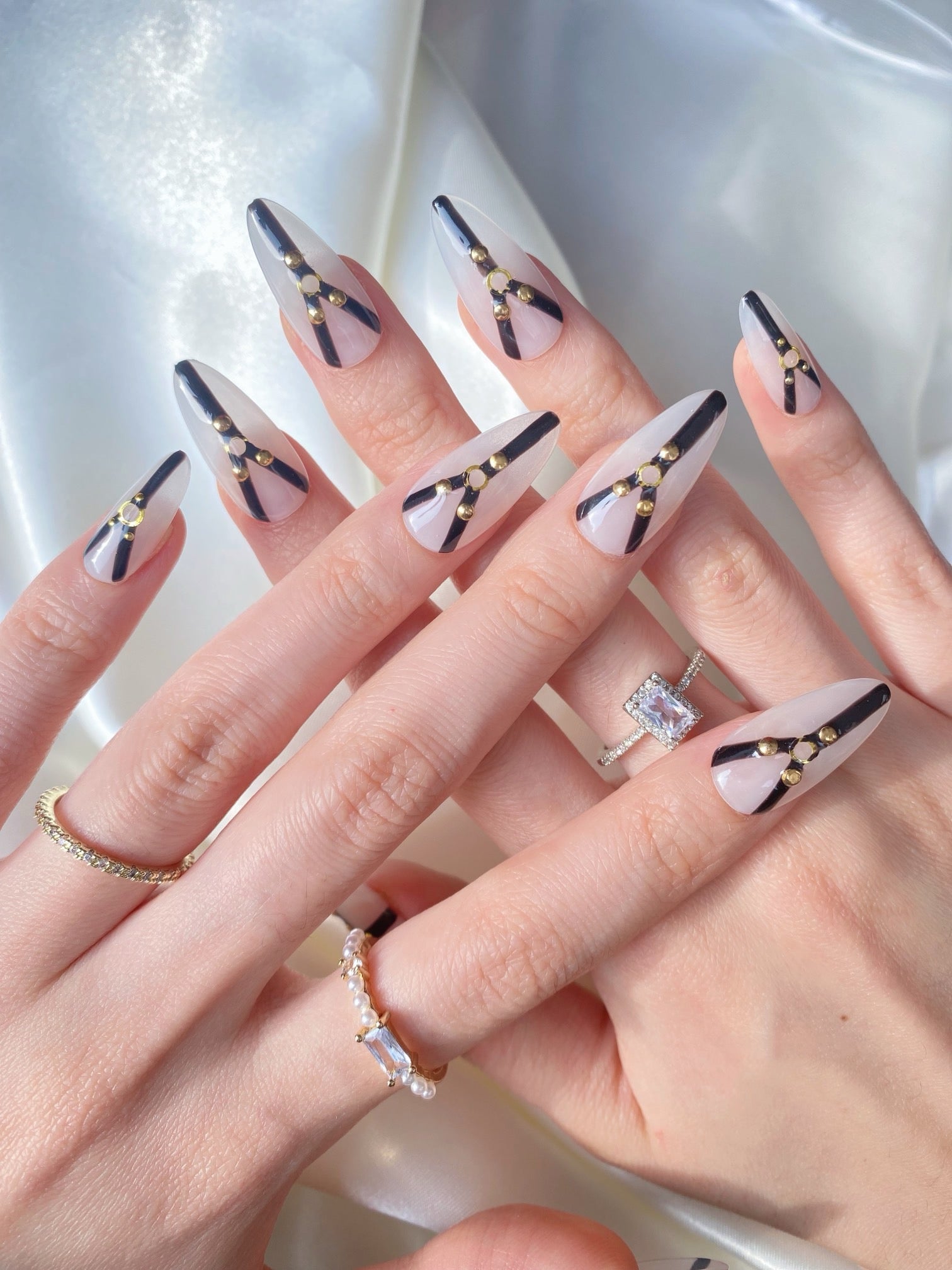 Simple chain manicure