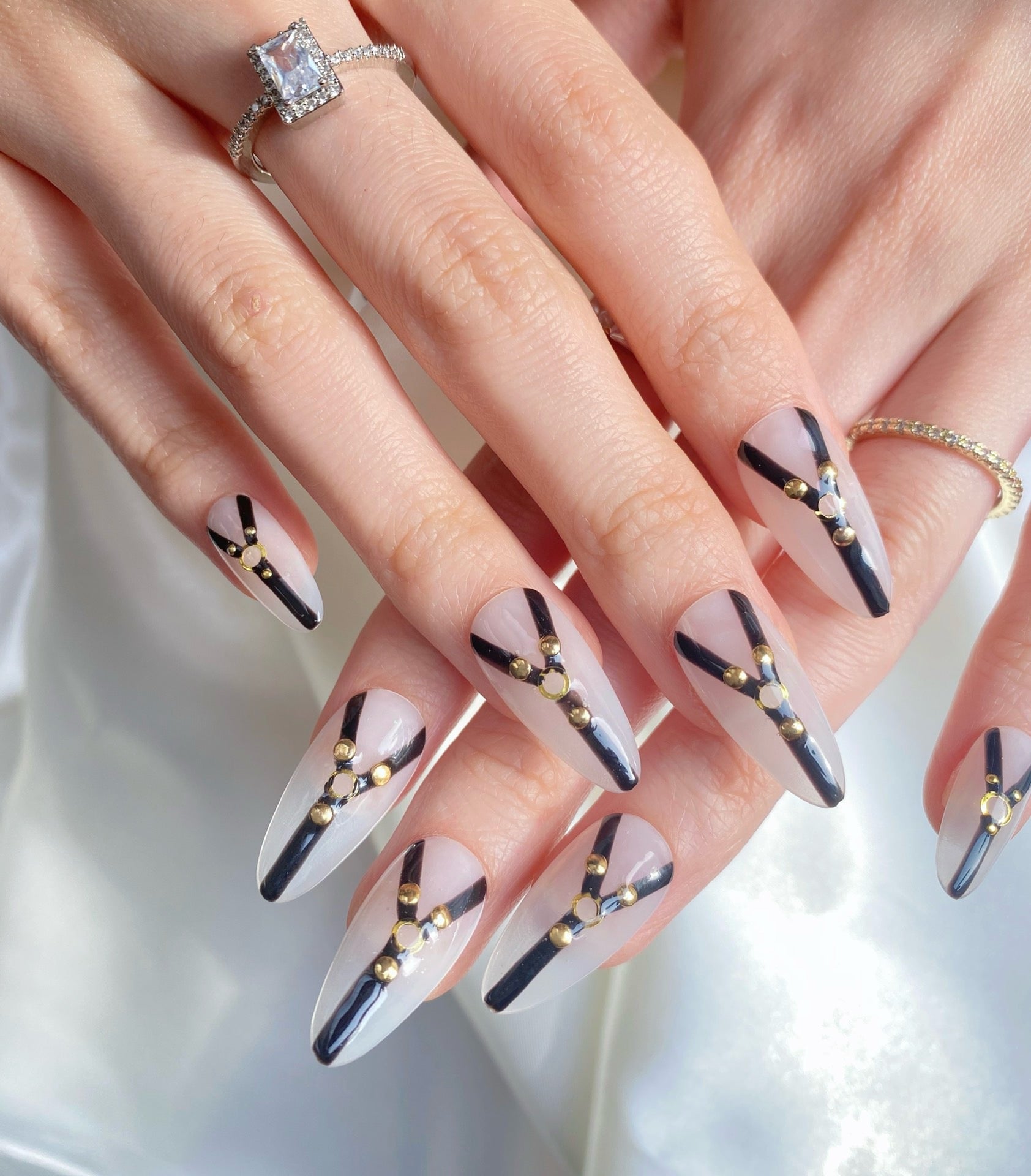 Simple chain manicure