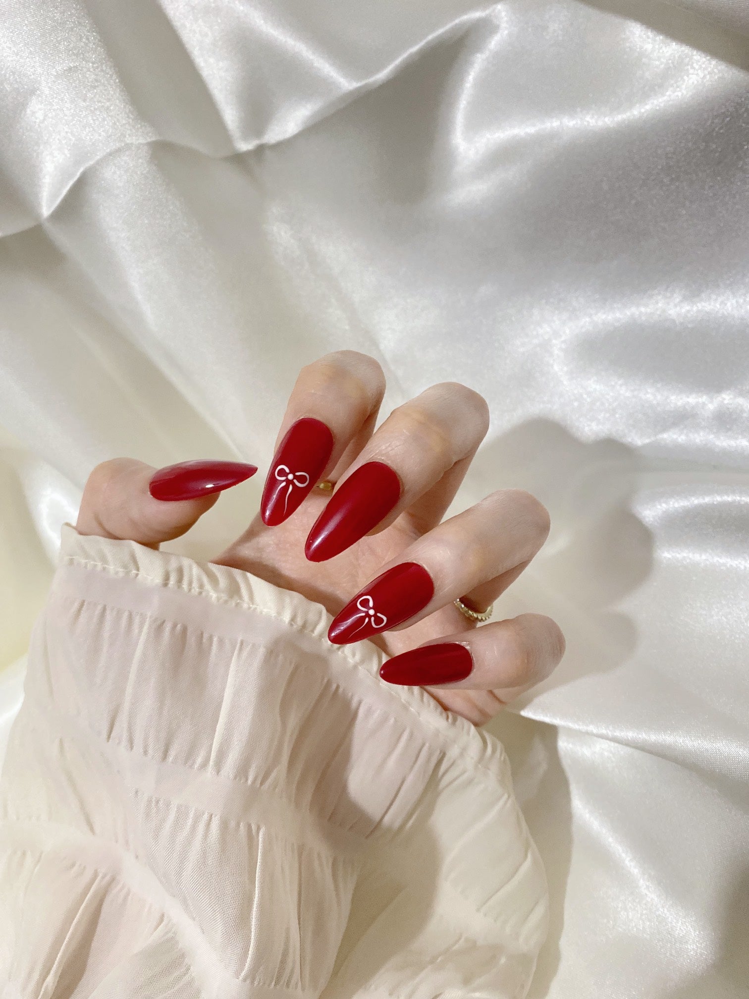 Hand-painted bow Classic red Manicure