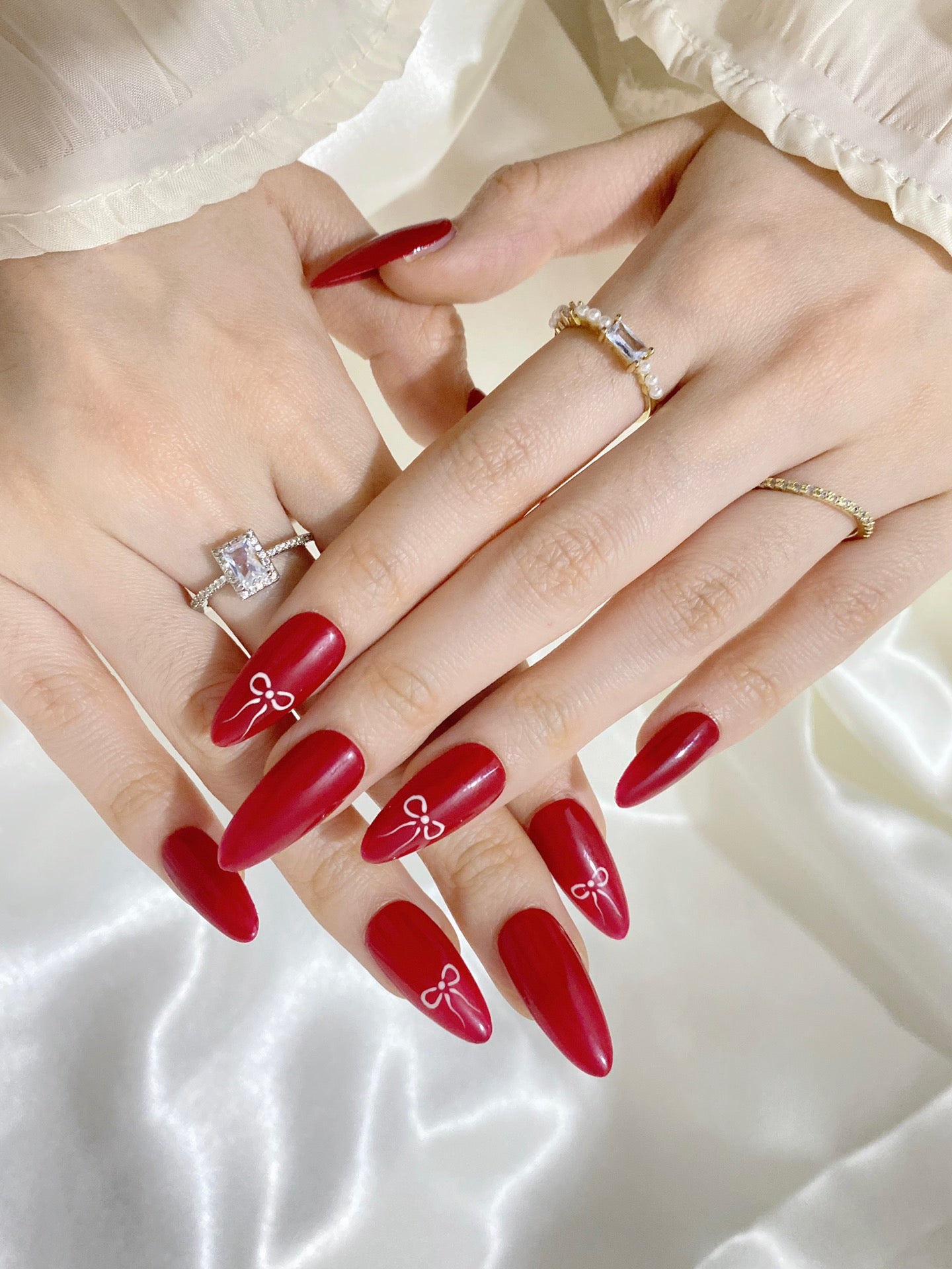 Hand-painted bow Classic red Manicure